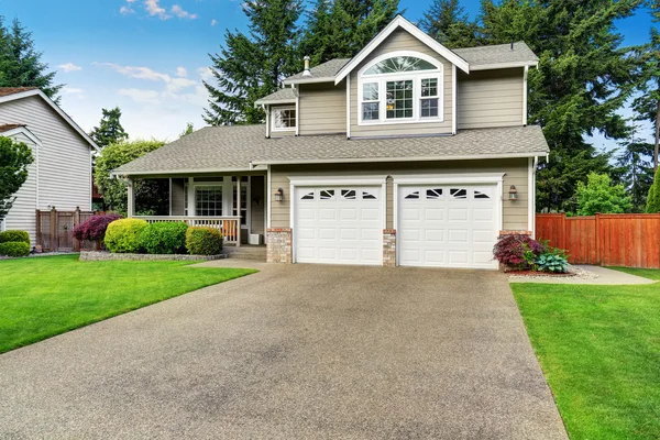 American house exterior with double garage and well kept lawn. — Stock Photo, Image