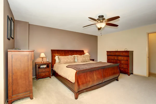 Bedroom interior with wooden furniture and carpet floor. — Stock Photo, Image