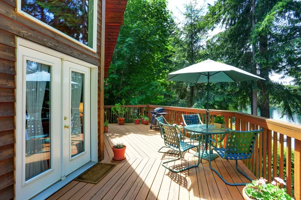 Veranda alanı ve açık yeşil şemsiye ile balkon ev dış. — Stok fotoğraf