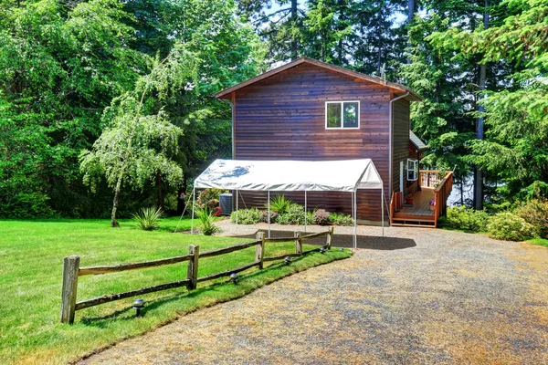 Casa patio trasero con tapicería de madera y marquesina, césped bien cuidado —  Fotos de Stock