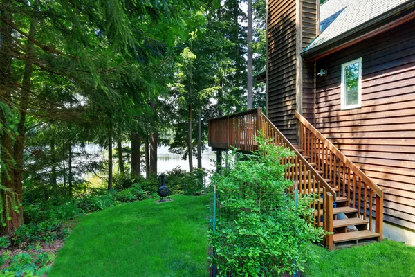 Achtertuin huis met houten trim en goed onderhouden gazon — Stockfoto