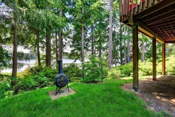 Backyard house with wooden trim and well kept lawn — Stock Photo, Image