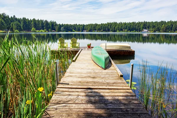 Набережне озеро з невеликим пірсом. Ідеальний вид на воду — стокове фото