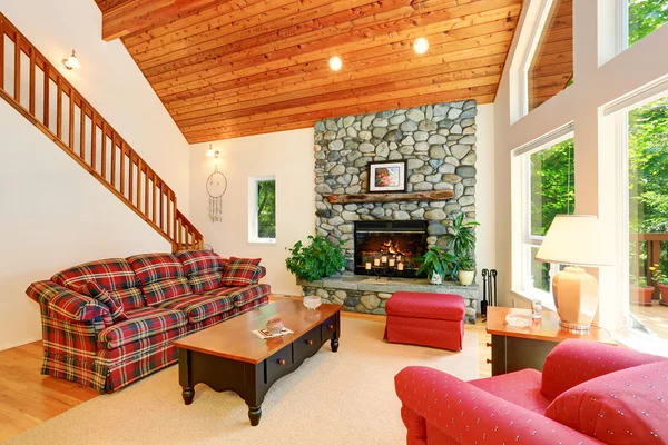 Planta abierta sala de estar interior con piedras recortar chimenea — Foto de Stock