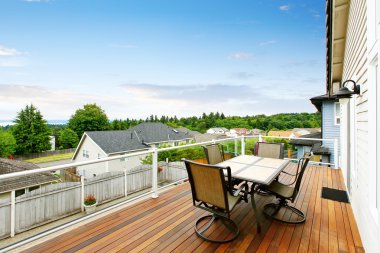 Cam korkuluklar, masa seti ve mükemmel manzaralı balkon evi. 