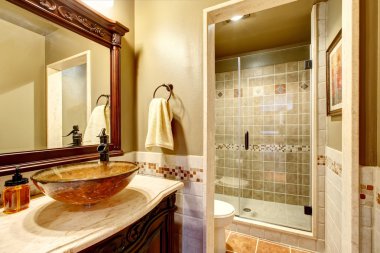 Gemi lavabo ve ayna ile zengin banyo makyaj kabine