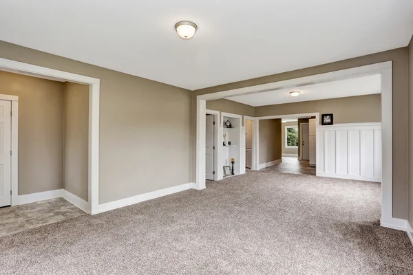 Offener Grundriss mit grauen Wänden und Teppichboden — Stockfoto