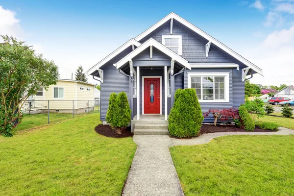 Klasyczny amerykański dom z Siding wykończenia i czerwone drzwi wejściowe — Zdjęcie stockowe