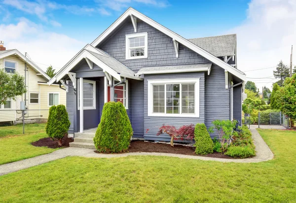 Klassiek Amerikaans huis met gevelbekleding en rode instapdeur — Stockfoto