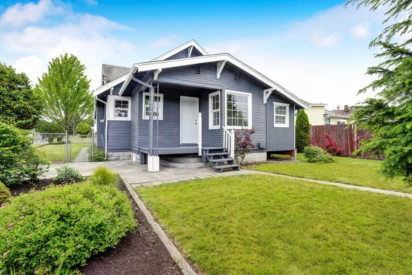 Achtertuin huis met Siding trim, houten vloer veranda, betonnen loopbrug. — Stockfoto