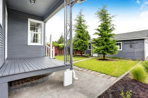 Háztáji ház iparvágány berendezés, fa padló veranda, beton sétány. — Stock Fotó