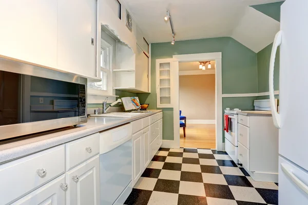 Mavi duvarlar ve beyaz dolaplar ile klasik mutfak odası iç