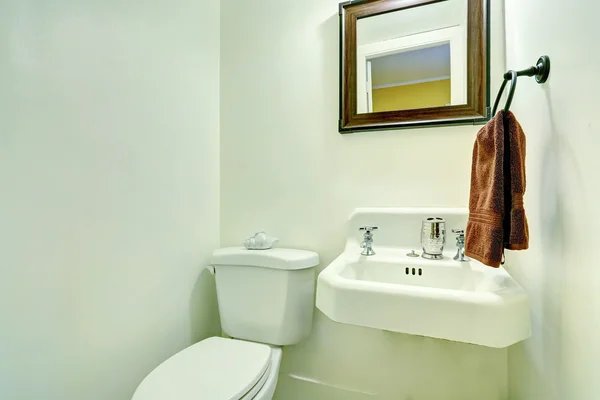 Bathroom interior in light tones. View of sink and toilet. — Stock Photo, Image