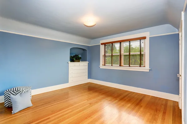Prázdný interiér obývacího pokoje s modrými stěnami a podlahou tvrdého dřeva. — Stock fotografie