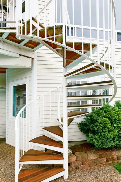 Spiral trappa på utsidan huset. — Stockfoto