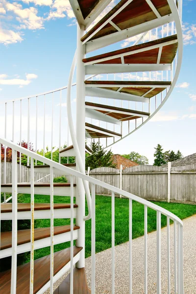 Evin dışında spiral merdiven. — Stok fotoğraf