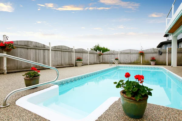 Lyxiga northwest hem med stor pool och täckt sittgrupp. — Stockfoto