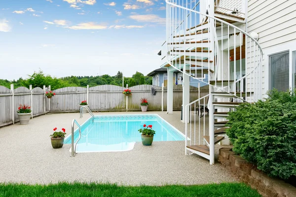 Lujosa casa noroeste con gran piscina y zona de estar cubierta . — Foto de Stock