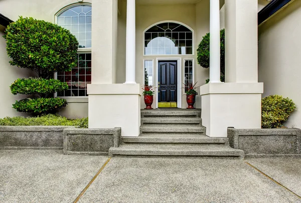 Maison de luxe entrée extérieur avec véranda en béton . — Photo