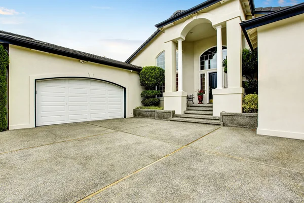 Kolonlu beton zemin verandaile lüks ev dış — Stok fotoğraf