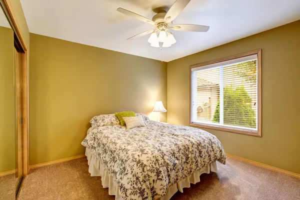 Intérieur de la chambre avec murs jaunes et armoire avec portes miroir . — Photo