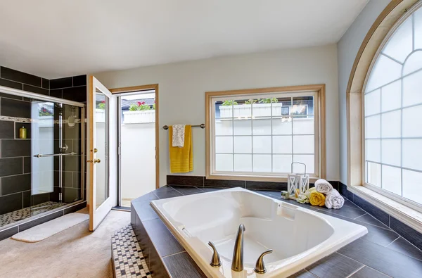 Baño principal con lujo con bañera y grandes ventanales — Foto de Stock