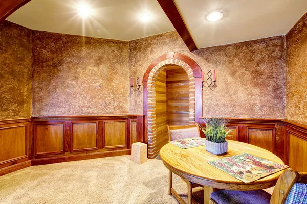 Interior de sala de jantar de luxo com guarnição de madeira e piso de carpete . — Fotografia de Stock