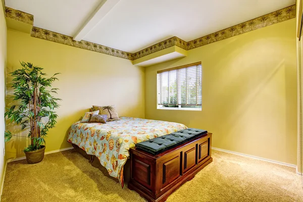 Wnętrze sypialni z żółtymi ścianami i podłogą dywanową — Zdjęcie stockowe