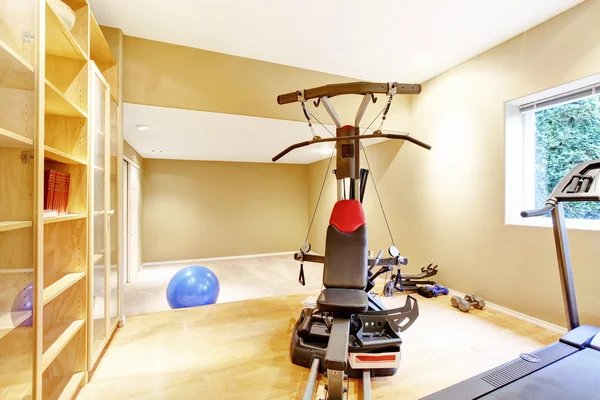 Gelbe Wände Fitnessraum mit Fenster. Blick auf Trainingsgeräte. — Stockfoto