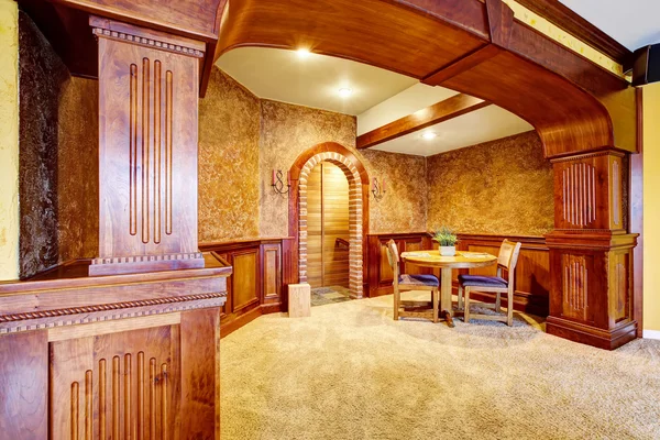 Intérieur de la salle à manger de luxe avec garniture en bois et tapis . — Photo