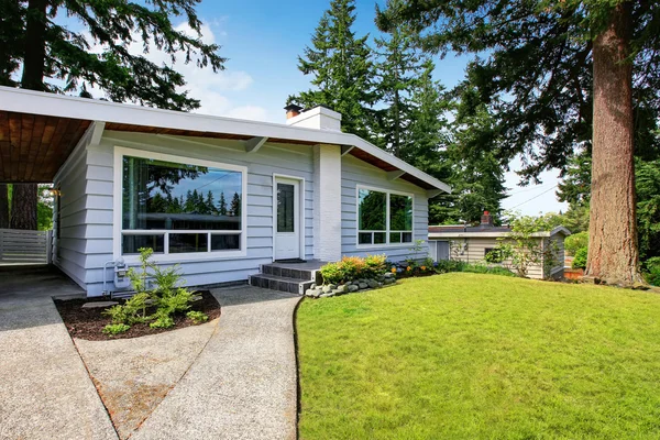 One level house with siding trim and well kept lawn — Stock Photo, Image