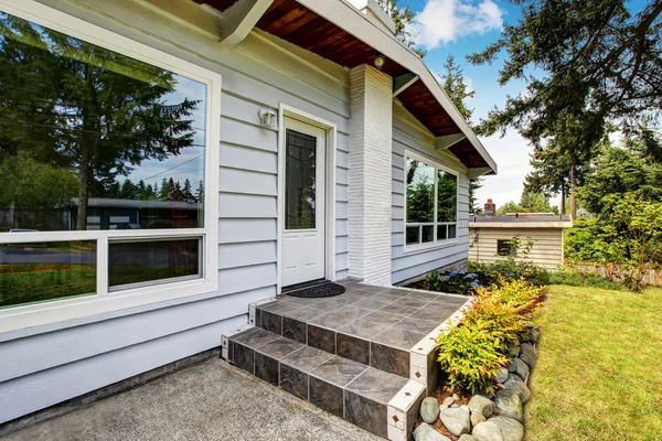 Porta d'ingresso anteriore della casa di raccordo americano con portico pavimento di piastrelle . — Foto Stock