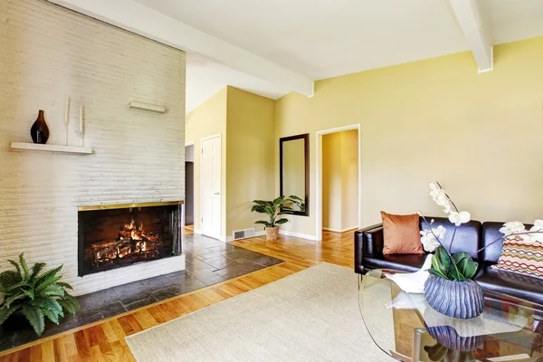 Moderno salón con chimenea y mesa de centro de cristal . — Foto de Stock