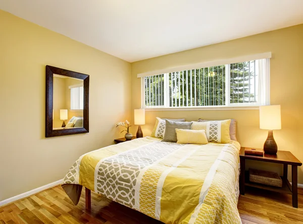 Interior del dormitorio en tonos amarillos con suelo de madera . —  Fotos de Stock