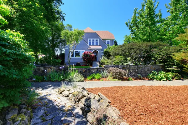 Amerikaanse ambachtsman huis buitenkant. Mooi landschapsontwerp rond. — Stockfoto