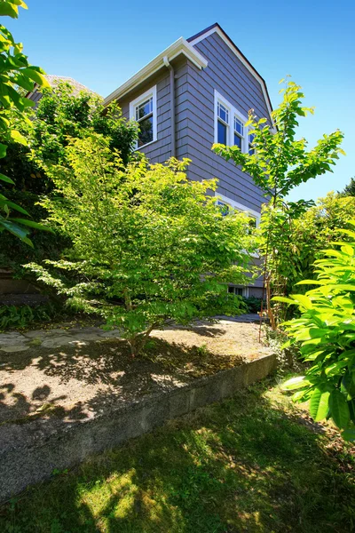 Amerykańska rzemieślnicza fasada domu. Widok z ogrodu — Zdjęcie stockowe