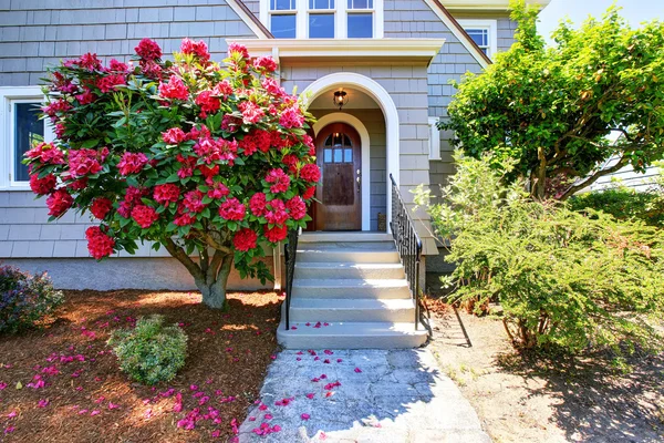 Artesano americano casa exterior. Vista de puerta de entrada y porche — Foto de Stock