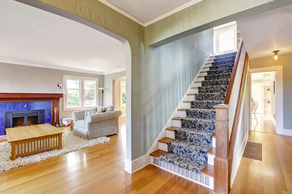 Flurinnenraum mit Hartholzboden. Blick auf die Teppich-Treppe — Stockfoto