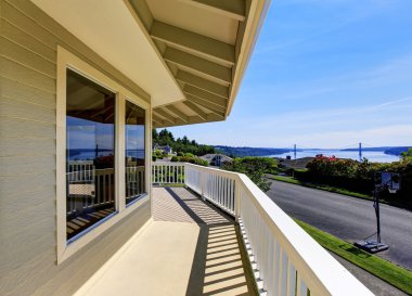 Ahşap korkuluklar ve mükemmel manzaralı balkon ev dış.