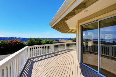 Ahşap korkuluklar ve mükemmel manzaralı balkon ev dış.