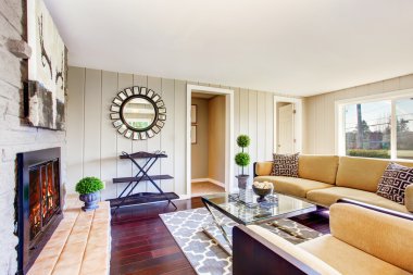 Şömineli açık kat planı oturma odası, konforlu kanepe