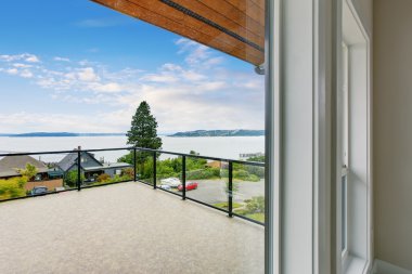 Mükemmel su manzaralı mobilyasız ve boş balkon