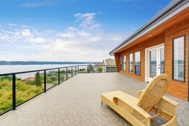 Mükemmel su manzaralı geniş balkon