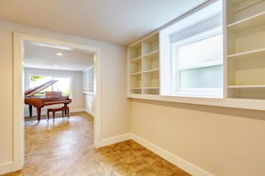 Açık kat planı iç ışık tonları duvarları ve seramik zemin.