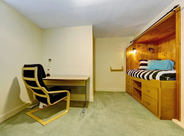 Sovrum med inbyggd träsäng, mattgolv och kontorsbord. — Stockfoto
