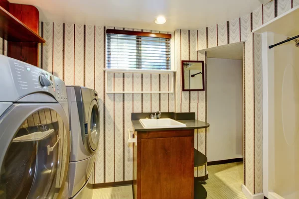 Old style laundry room with modern appliances and vintage wallpaper. — Stock Photo, Image