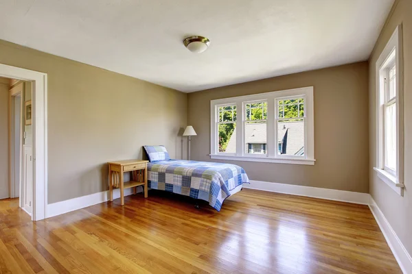 Wnętrze sypialni z beżowymi ścianami i drewnianą podłogą — Zdjęcie stockowe