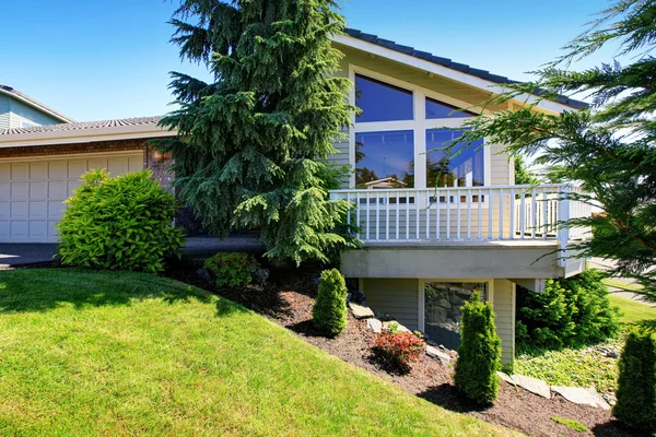 Casa de luxo exterior com garagem e grande varanda — Fotografia de Stock