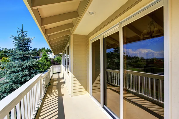 Balcón exterior de la casa con barandillas de madera y vista perfecta . — Foto de Stock