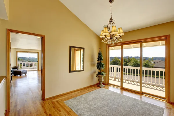 Intérieur de la chambre vide avec sortie sur balcon et plancher de bois franc . — Photo